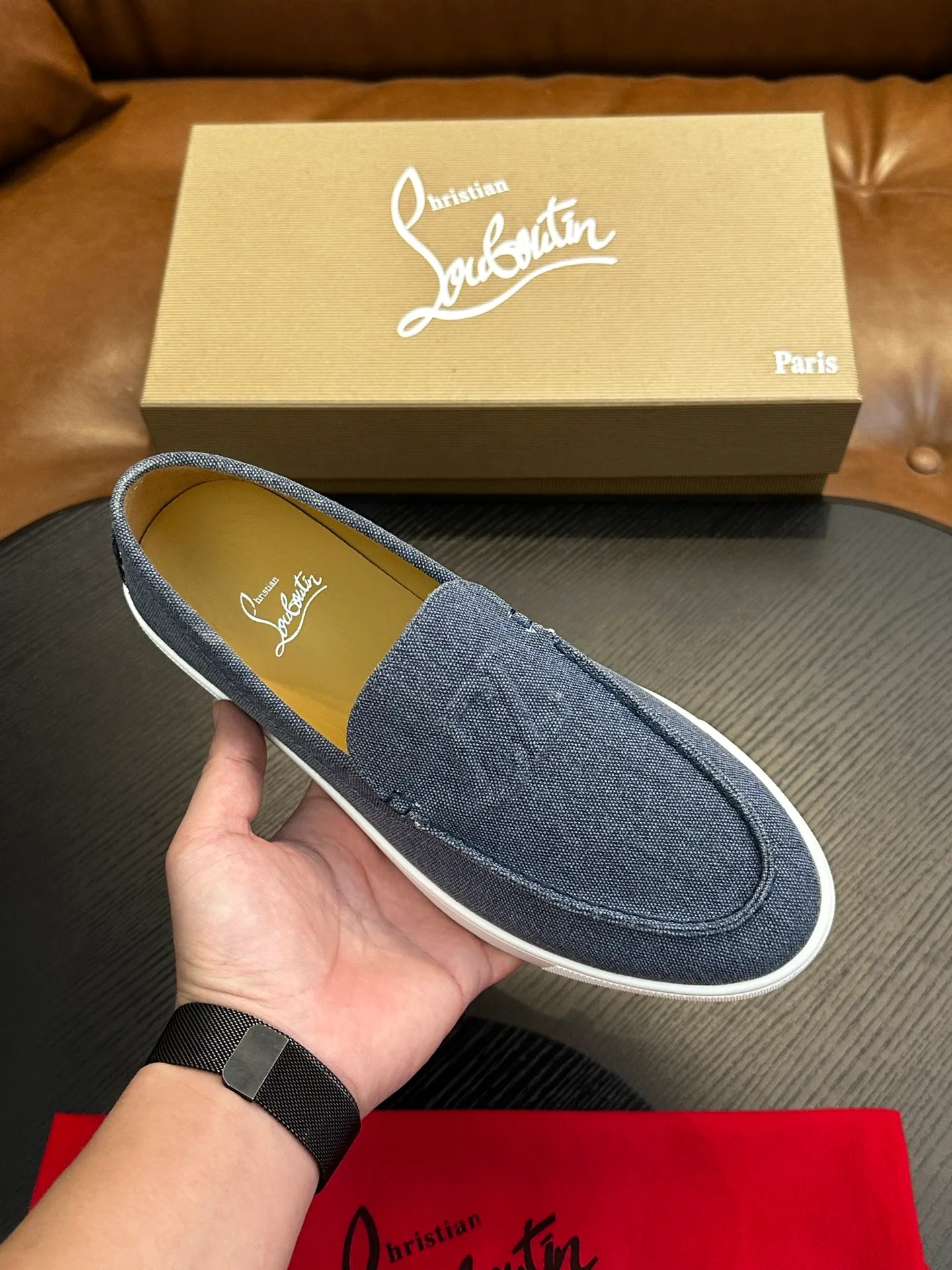 P760💰Christian Louboutin (red-soled shoes) Italian men’s casual sneakers are shipped! Each pair of shoes from this Italian handmade shoe brand has a simple and classic design, which is very comfortable and versatile! The upper fabric of this shoe is made of imported cowhide, with high-end and comfortable cowhide lining! The outsole is made of original rubber bottom sheets and is lined with cowhide! Brand-specific molded footbed, exclusive private mold control! Original box packaging, with shoe storage bag! 39 40 41 42 43 44 (38 45 46 customized)